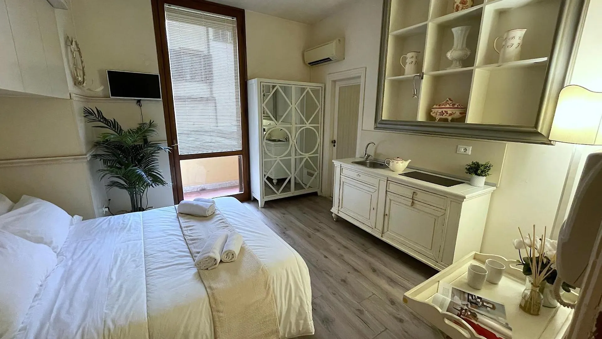 Charming Studio Next To The Duomo Florence Apartment
